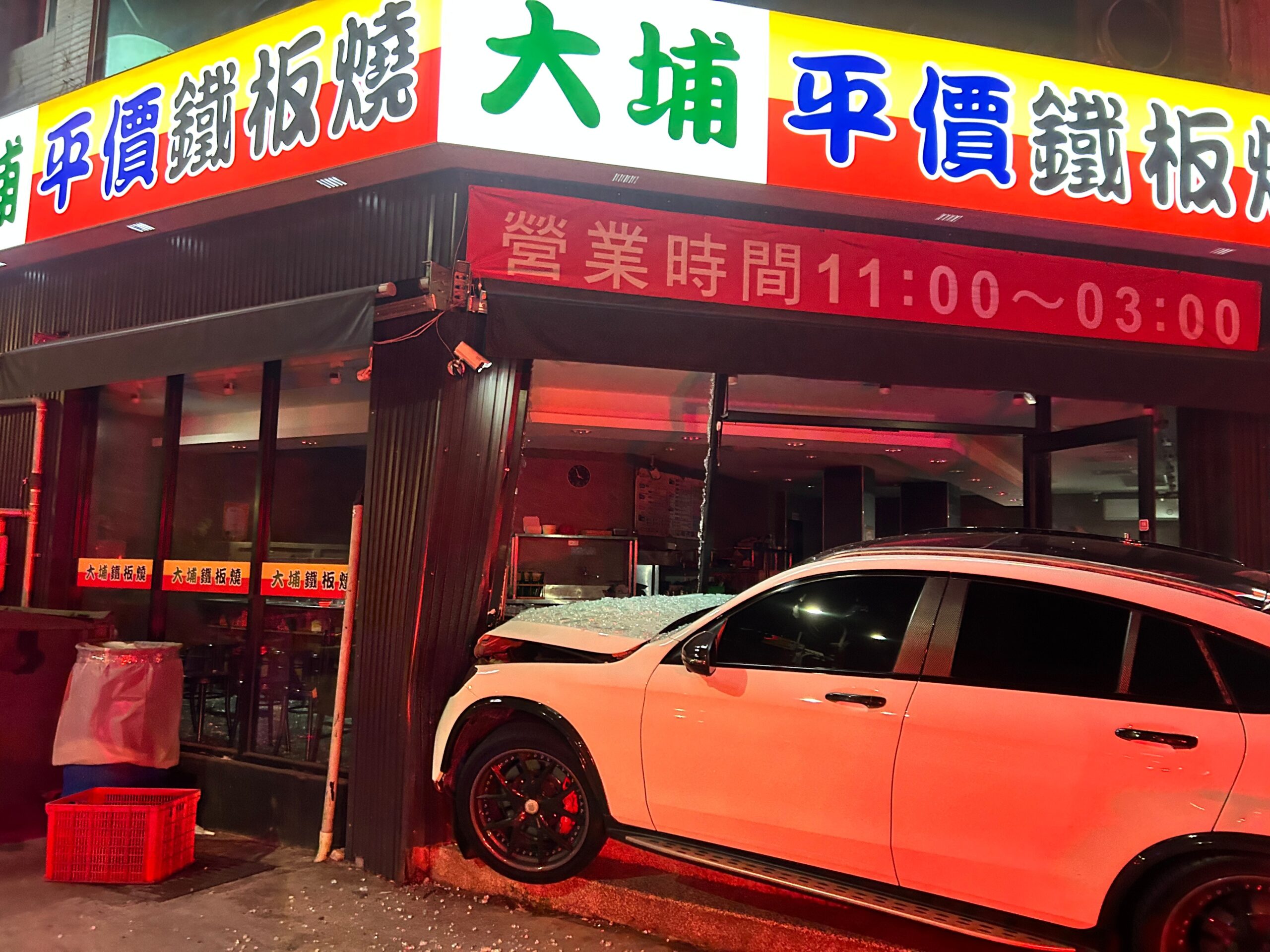 中壢賓士酒駕心虛拒檢逃逸 闖紅燈狂飆6公里撞進餐廳