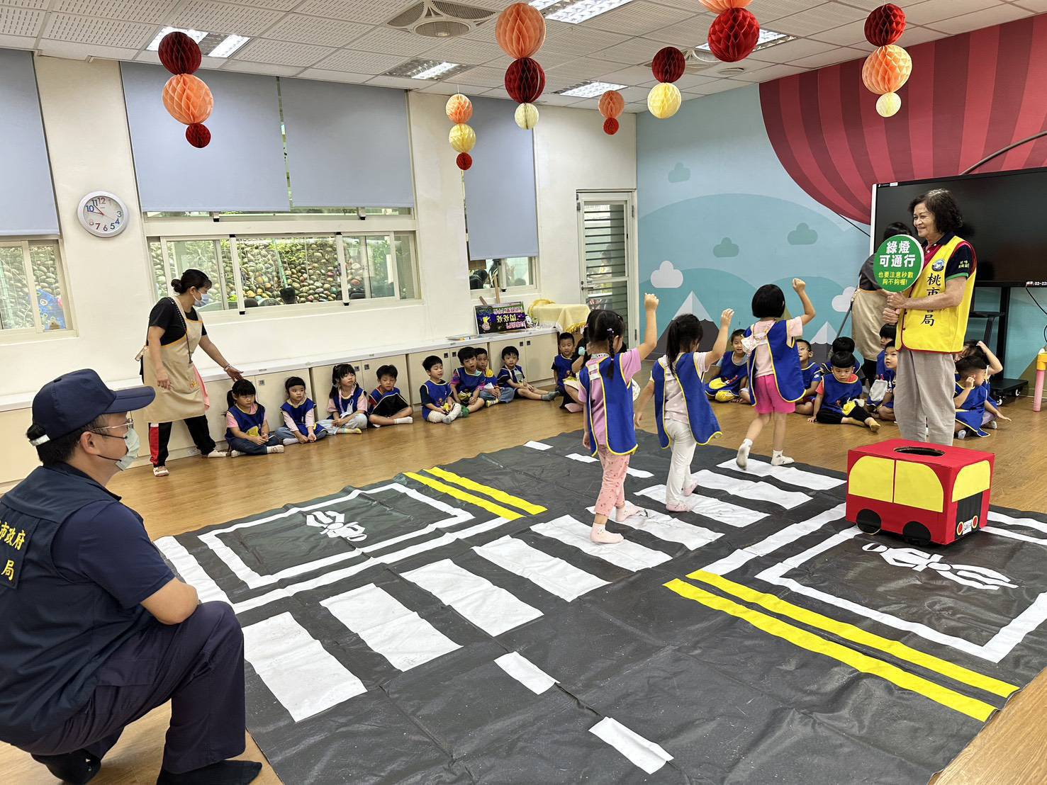 大園警深入幼兒園宣導用路觀念 幼童體驗交通號誌趣味闖關