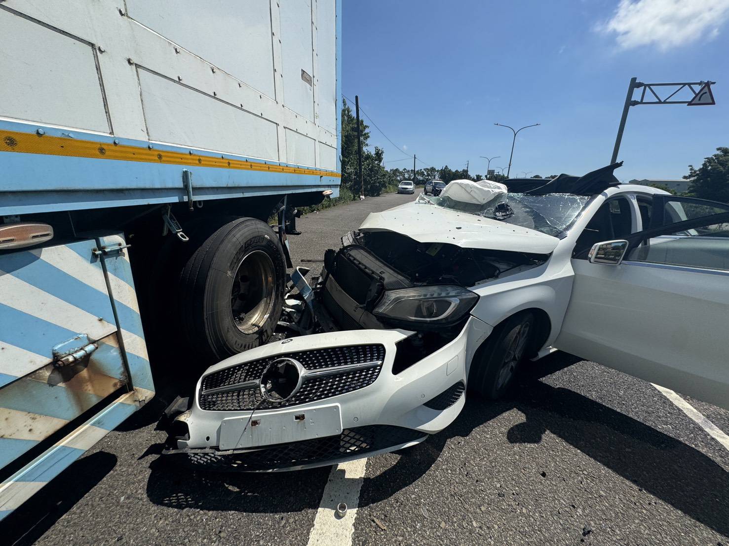酒駕釀禍!觀音小客車自撞路旁曳引車 1女童受傷送醫 酒駕釀禍!觀音小客車自撞路旁曳引車 1女童受傷送醫