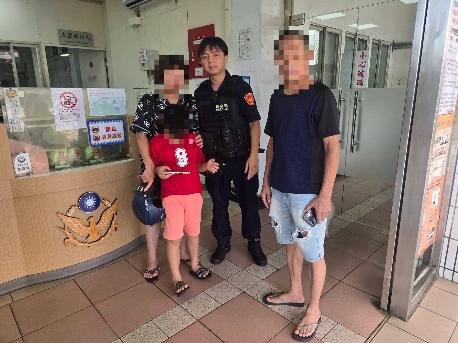 大園7歲男童穿梭車陣險象環生 警方急安置尋家屬 大園7歲男童穿梭車陣險象環生 警方急安置尋家屬