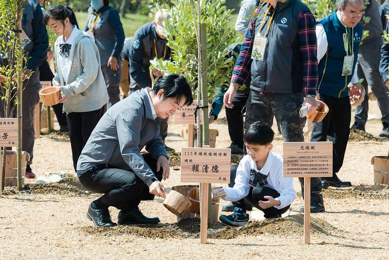 賴清德參加植樹節活動 在桃園種下臺灣原生樹苗