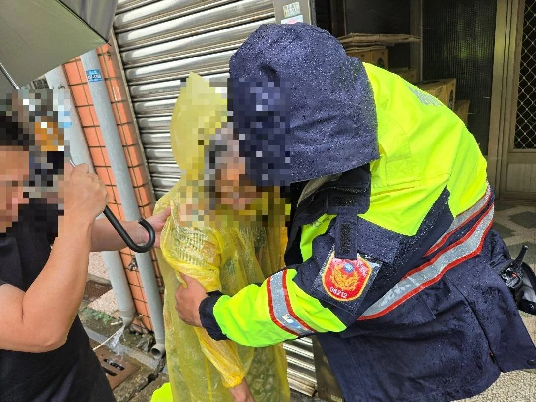驚險！觀音失智婦偷溜出長照機構 新坡警雨中伸援
