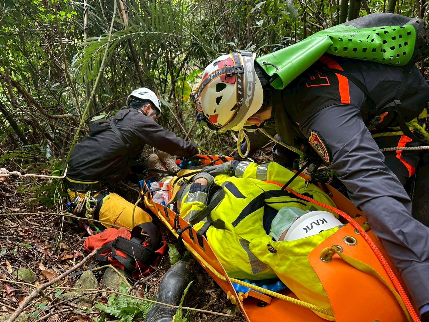 桃園特搜提升繩索救援效率 逼真模擬民眾受困鐵塔、雨遮情境 桃園特搜提升繩索救援效率 逼真模擬民眾受困鐵塔、雨遮情境