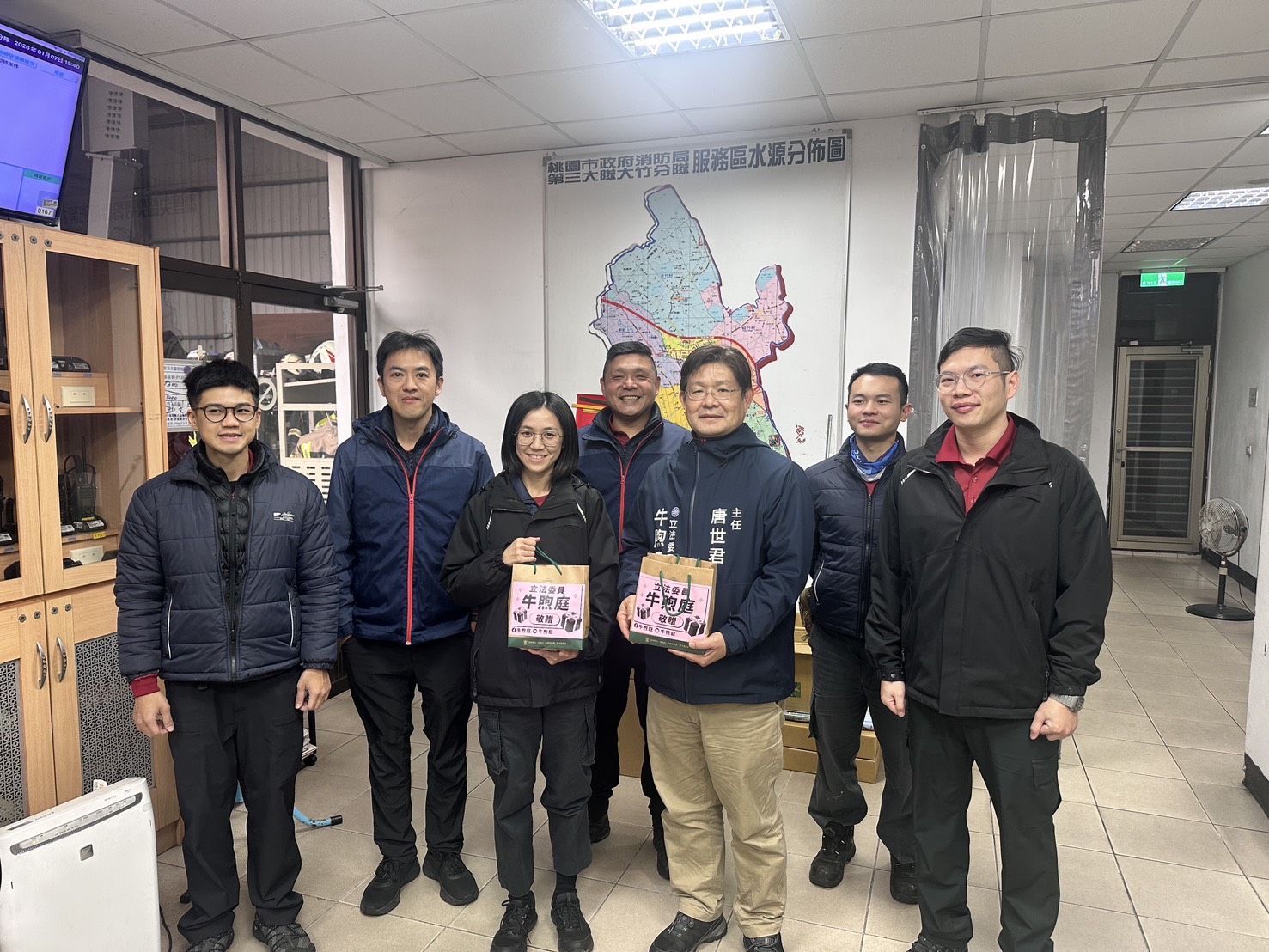 桃園消防頂寒風值勤辛勞倍增 牛煦庭團隊暖送黑糖薑茶慰問