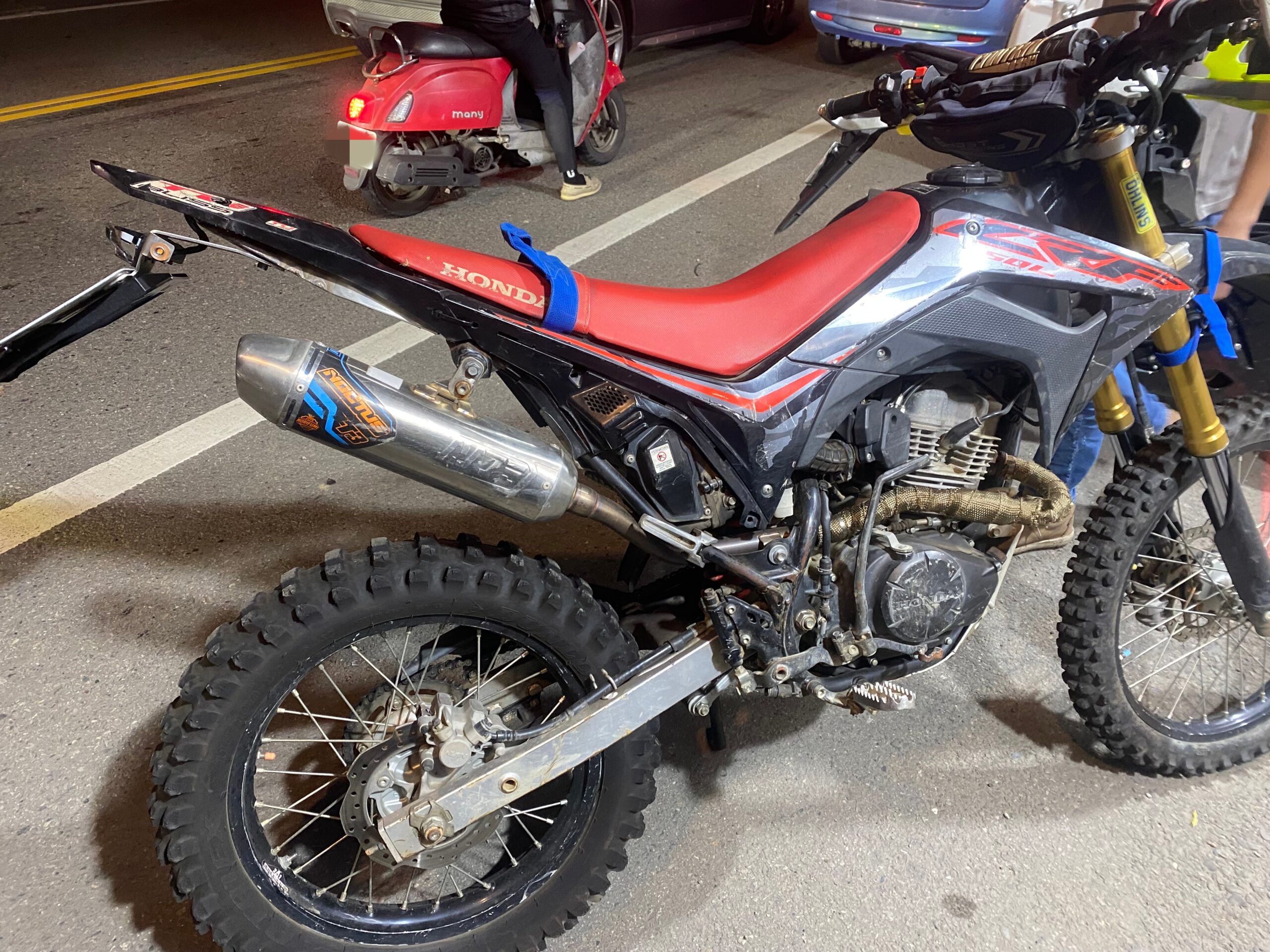 【有片】賠慘了？中壢女駕駛突偏移 擦撞路邊CRF、偉士牌機車