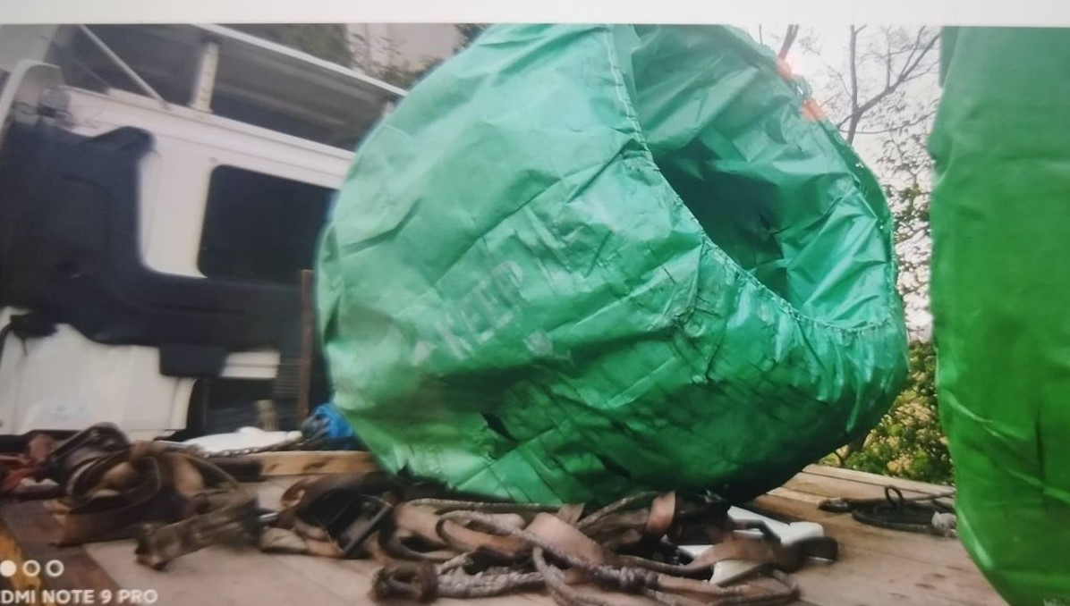 國道聯結車急煞「4顆鐵線圈」噴飛 小客車遭猛砸駕駛逃過一劫