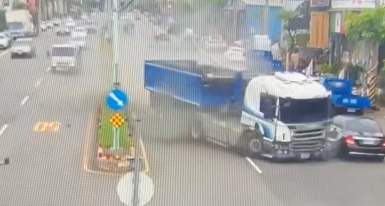 【有片】龜山曳引車撞分隔島釀2傷 2男躲超商否認肇逃全遭移送 【有片】龜山曳引車撞分隔島釀2傷 2男躲超商否認肇逃全遭移送