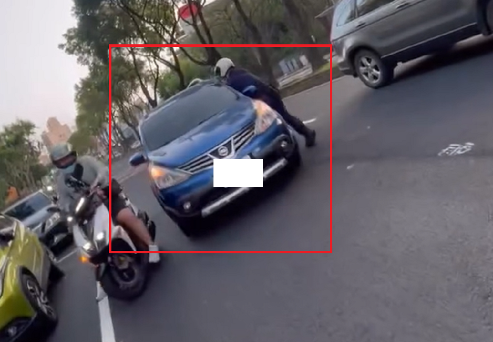 【有片】龜山無照駕駛拒檢加速逃 「巴庫」拖行員警驚險瞬間曝 