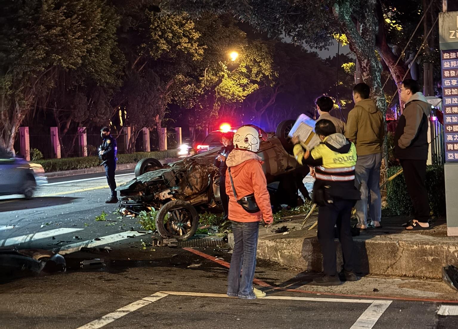 【有片】中壢工業區遭左轉車撞擊！小客車翻覆、車頭全爛