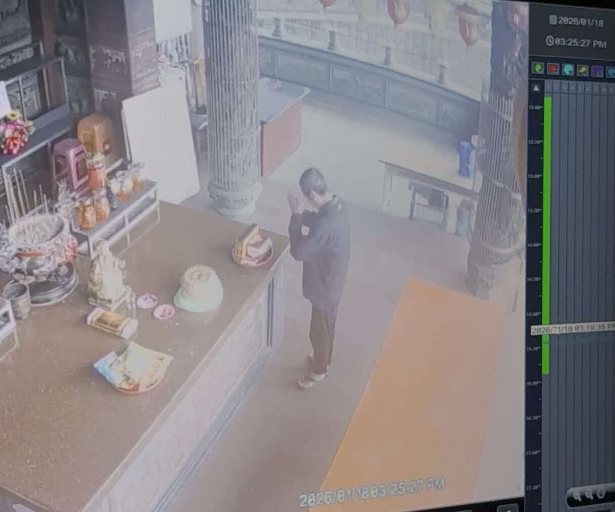 【有片】龜山女參拜聯名蛋糕供品慘遭竊 香客偷前竟還「請示神明」