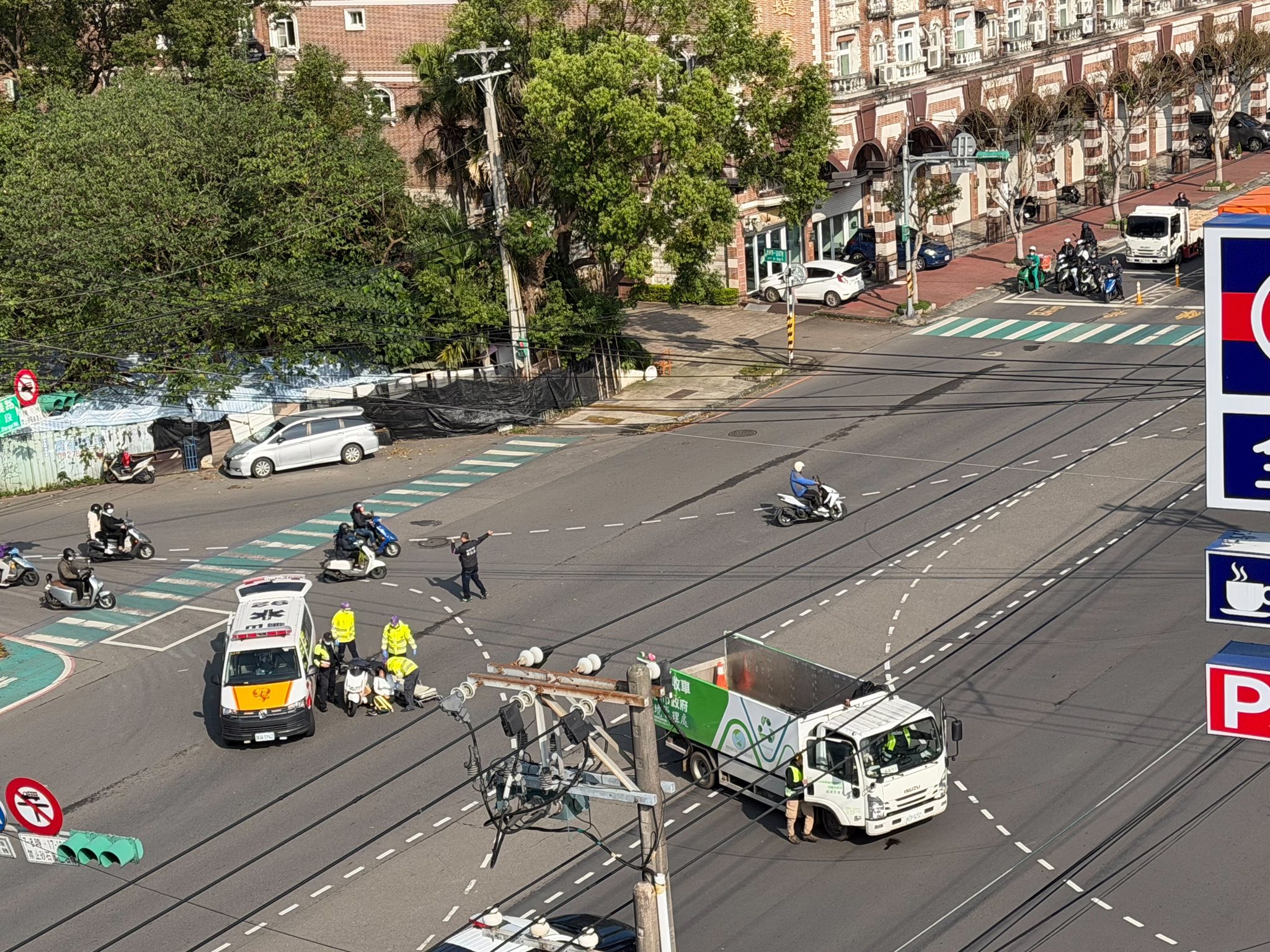龜山資收車、機車碰撞!女騎士受傷送醫 里長急上前指揮交通 龜山資收車、機車碰撞!女騎士受傷送醫 里長急上前指揮交通