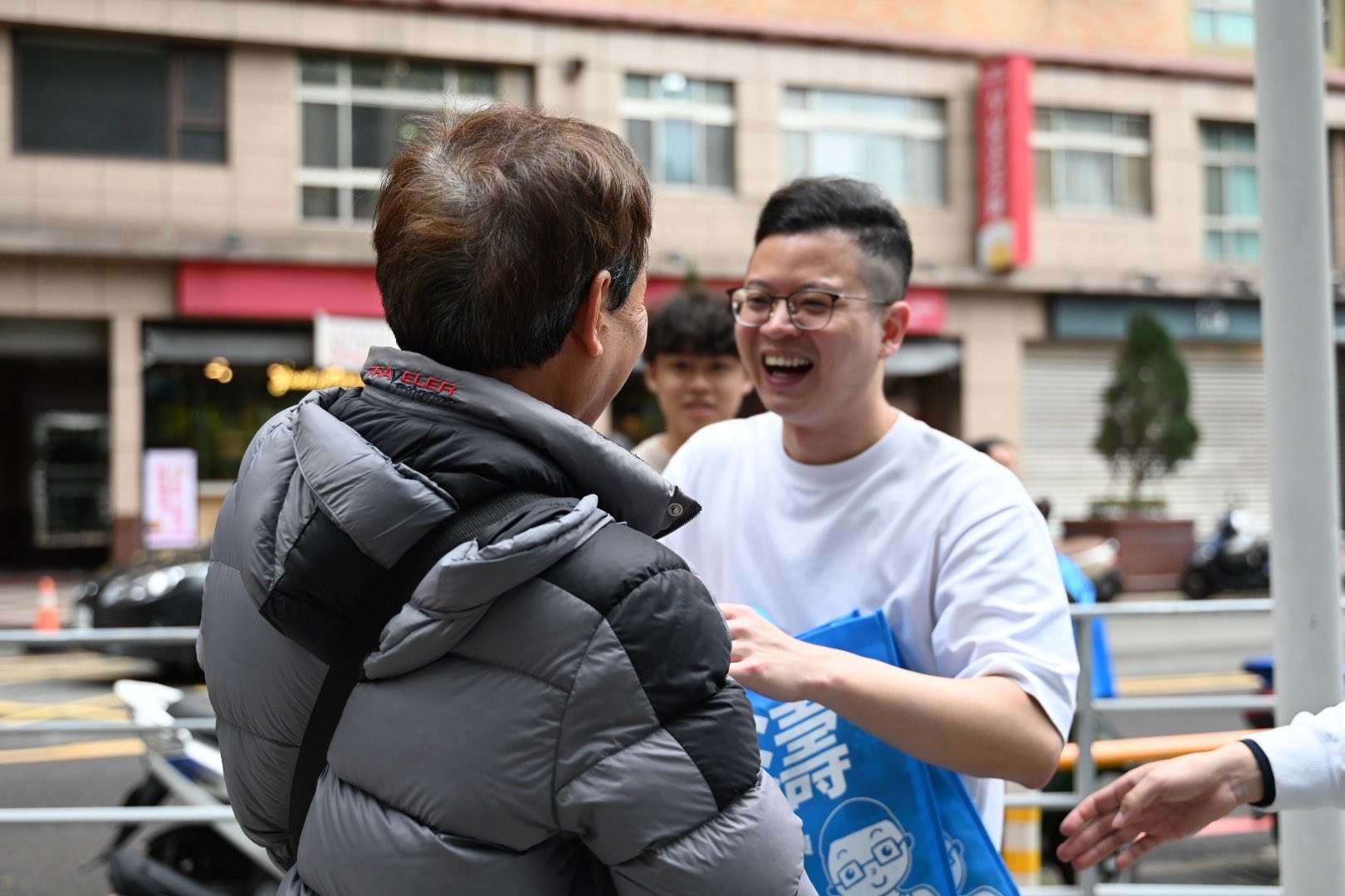 凌濤元宵前夕發限量小提燈 吸百位民眾排隊傳遞佳節祝福