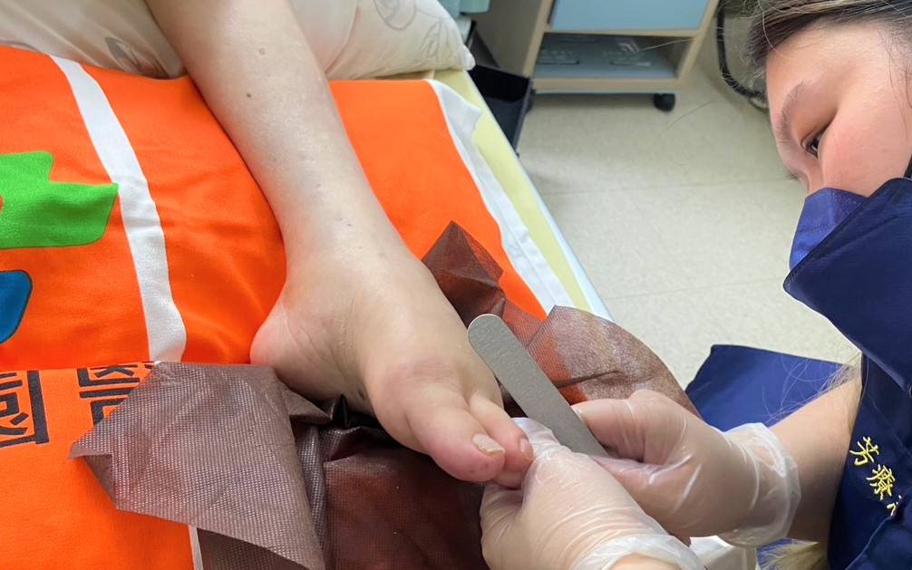 部桃安寧病房守護生命尊嚴 病人享受手足護理體會溫暖