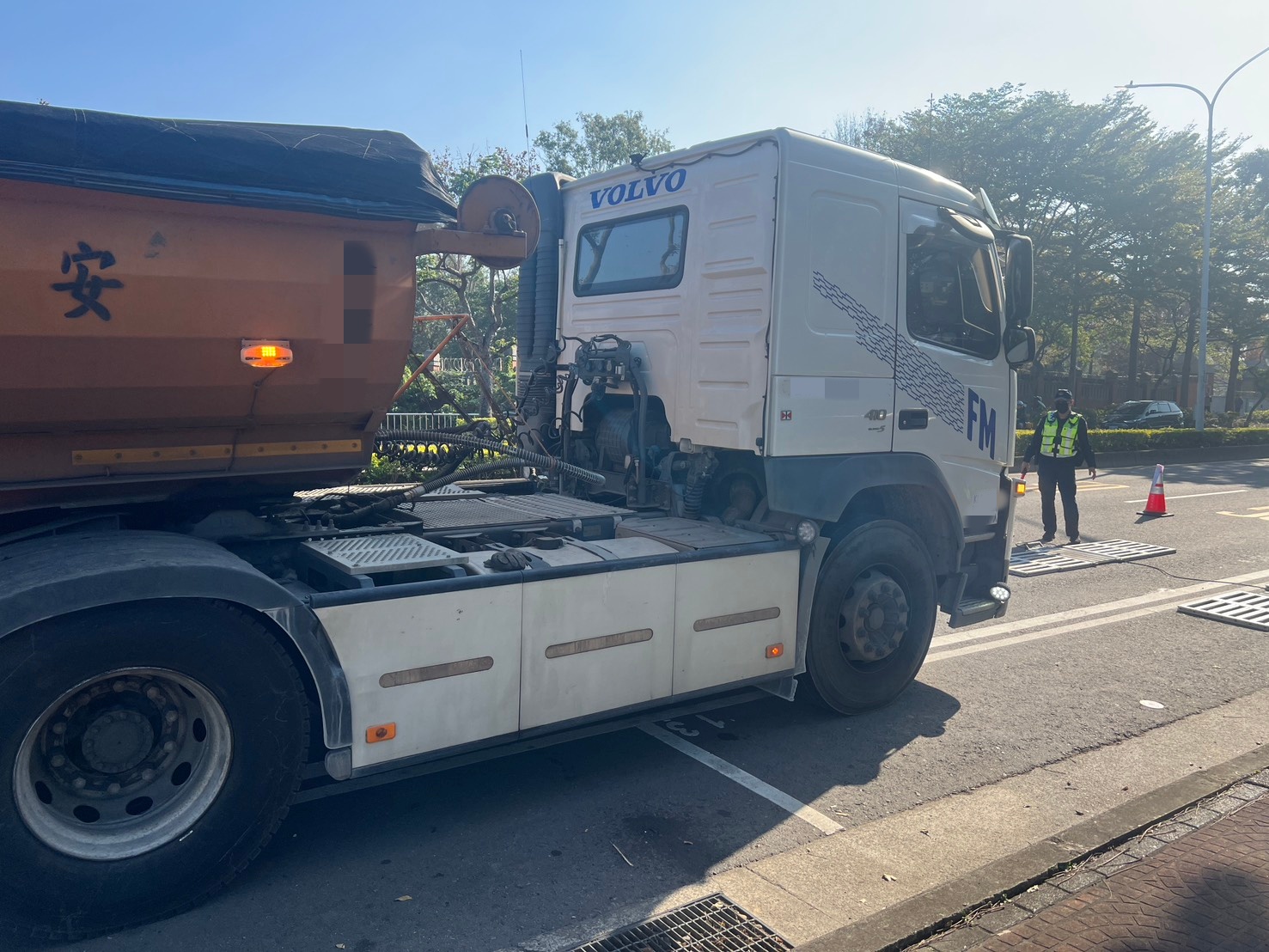 中壢曳引車超載近20公噸瀝青、未申請管制道路通行證 挨罰5萬1800元