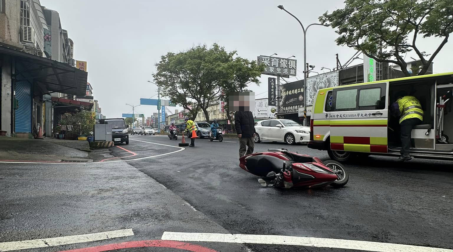 楊梅吊車沿路漏油 害5機車騎士滑倒