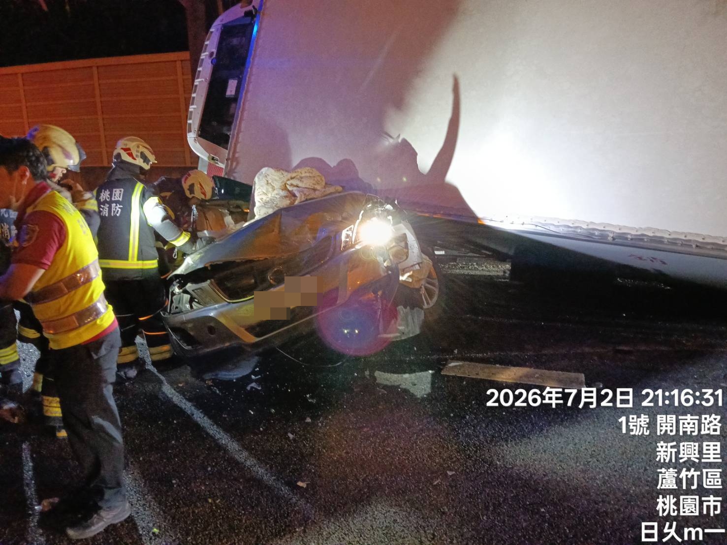 國1桃園段連環事故!大貨車壓扁小客車 男子一度受困 國1桃園段連環事故!大貨車壓扁小客車 男子一度受困
