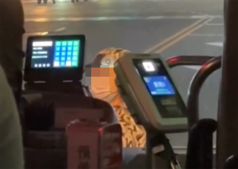 疑行車糾紛！中壢騎士擋公車不給走 警：最高可罰3萬6