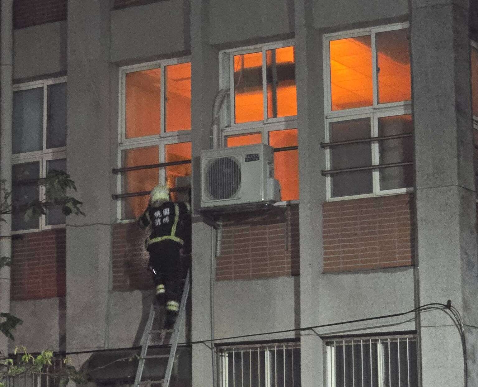 桃園某高中深夜竄火光?消防爬梯揭烏龍:僅是教室橘燈 桃園某高中深夜竄火光?消防爬梯揭烏龍:僅是教室橘燈