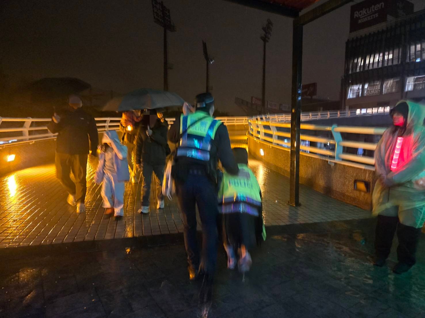 桃園小二女童參加跨年與家人走散 壢警霸氣脫下外套為她擋雨