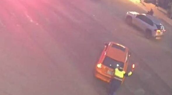 20年老車路口「斷氣」癱瘓下班車流！蘆竹警神力推車化解驚魂