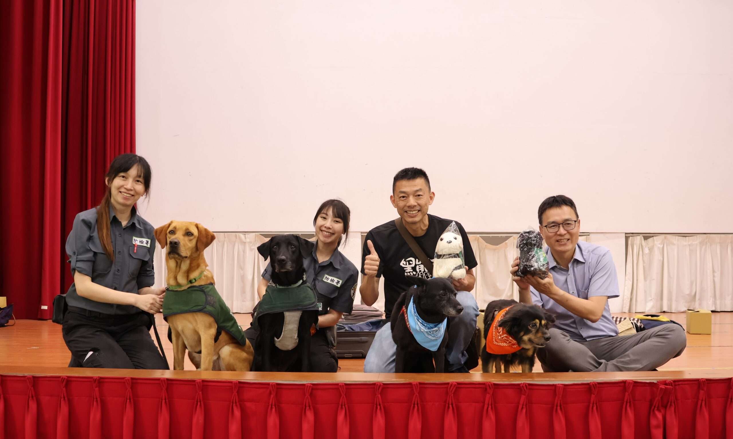 國門護衛犬進校園!龍岡國小玩模擬行李查緝萌翻全場 國門護衛犬進校園!龍岡國小玩模擬行李查緝萌翻全場