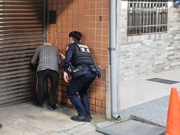 平鎮失智翁寒風中蹲坐路邊 波麗士助平安夜團圓