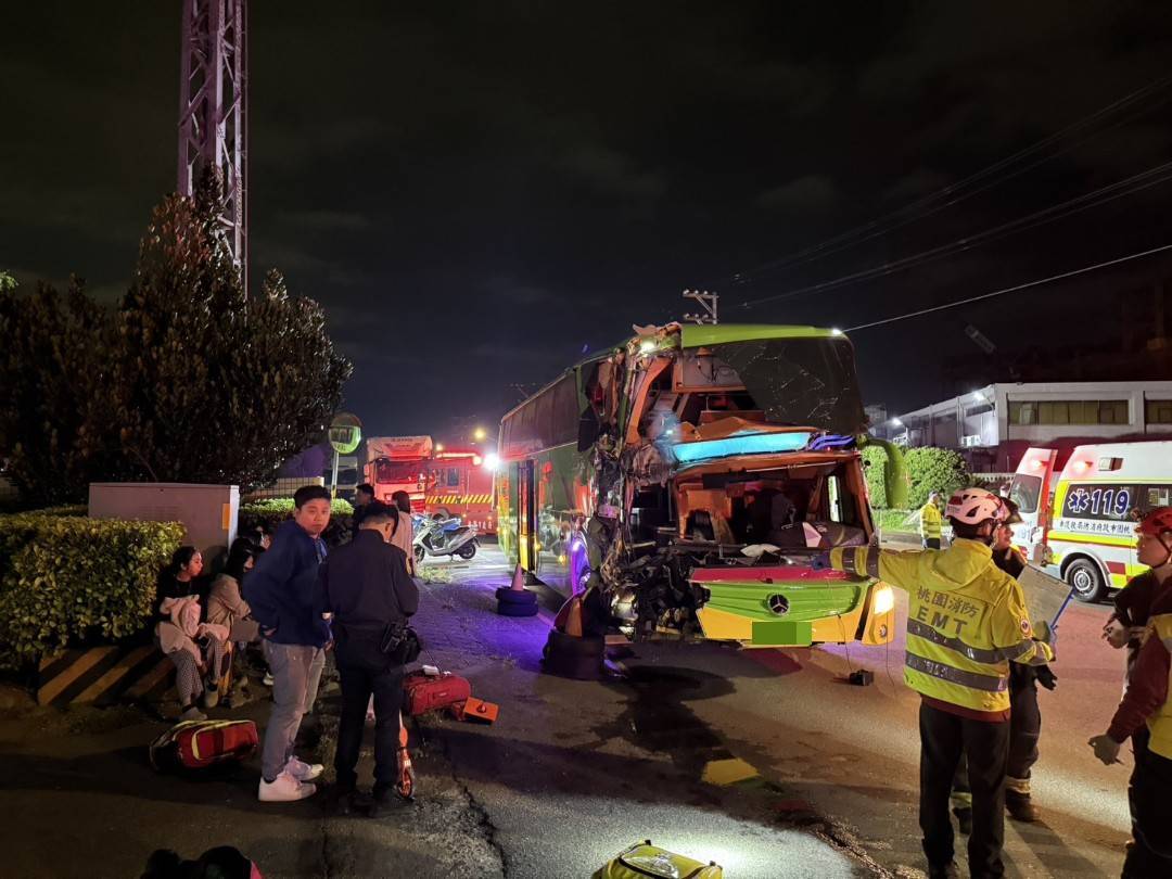 【有片】蘆竹員工專車深夜恍神猛撞路邊大貨車 19移工掛彩送醫 【有片】蘆竹員工專車深夜恍神猛撞路邊大貨車 19移工掛彩送醫