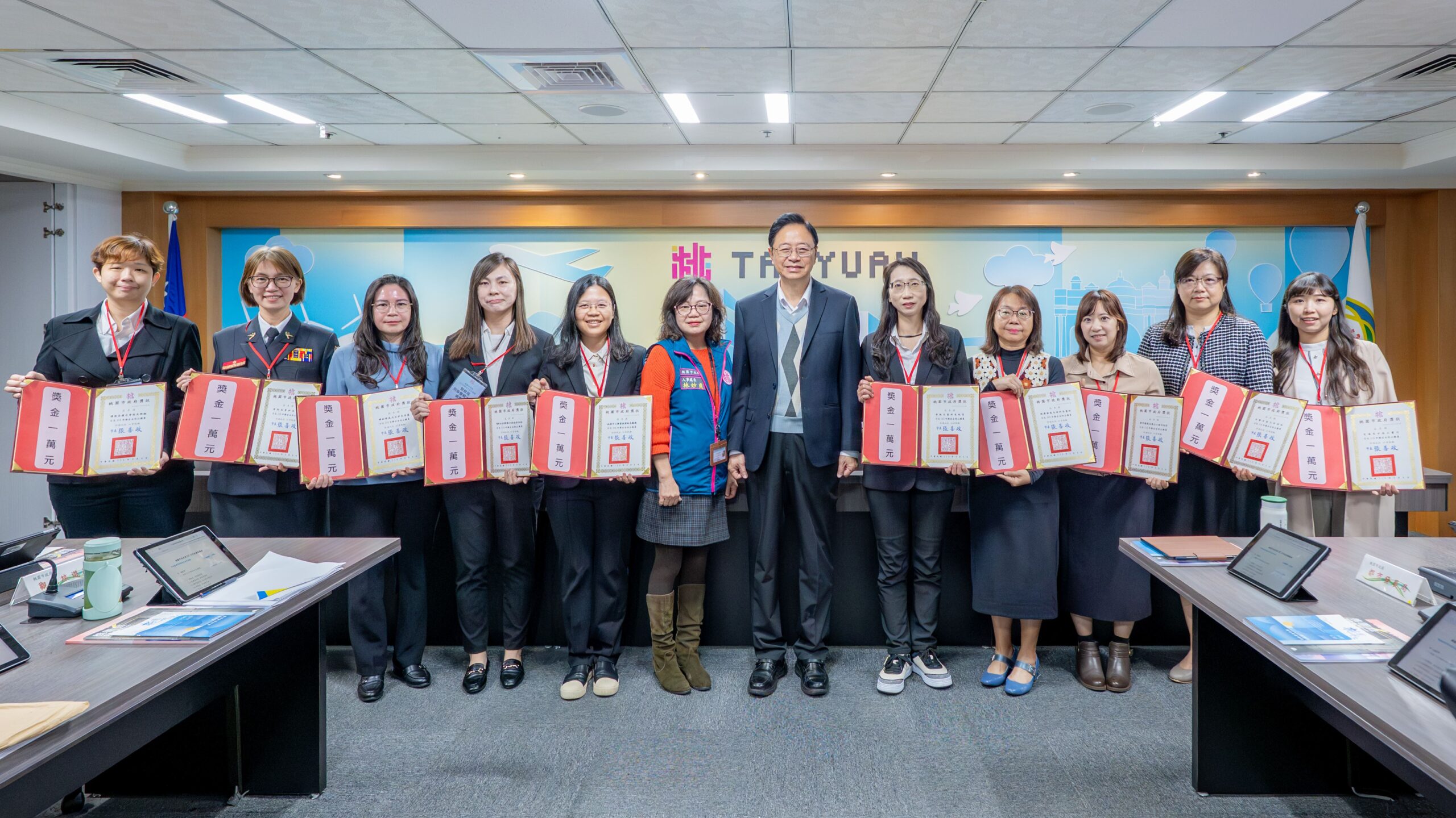 桃園肯定10傑出女性公務員貢獻 發萬元獎金、3天公假勉勵士氣 桃園肯定10傑出女性公務員貢獻 發萬元獎金、3天公假勉勵士氣