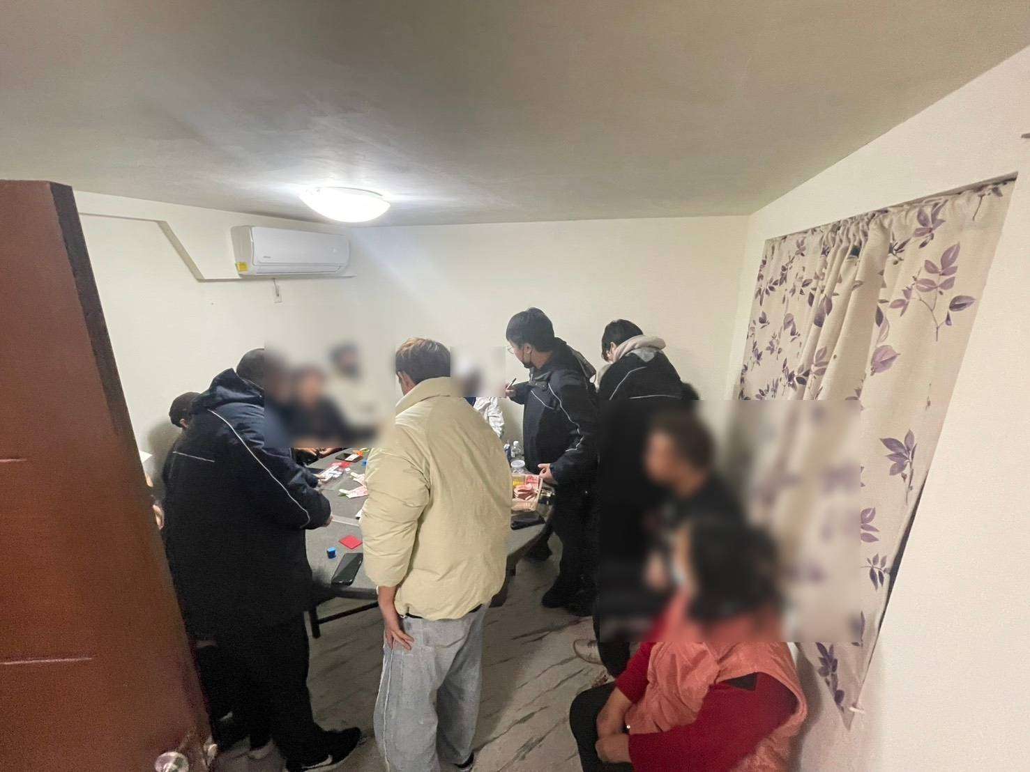 平鎮大樓藏推筒子賭場！進場還需搭接駁車 警埋伏攻堅逮13人