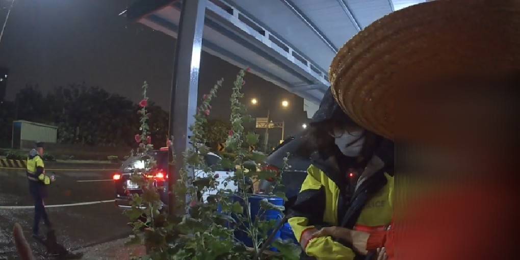 8旬翁1原因全身濕透縮路旁 蘆竹警暖心伸援解驚魂