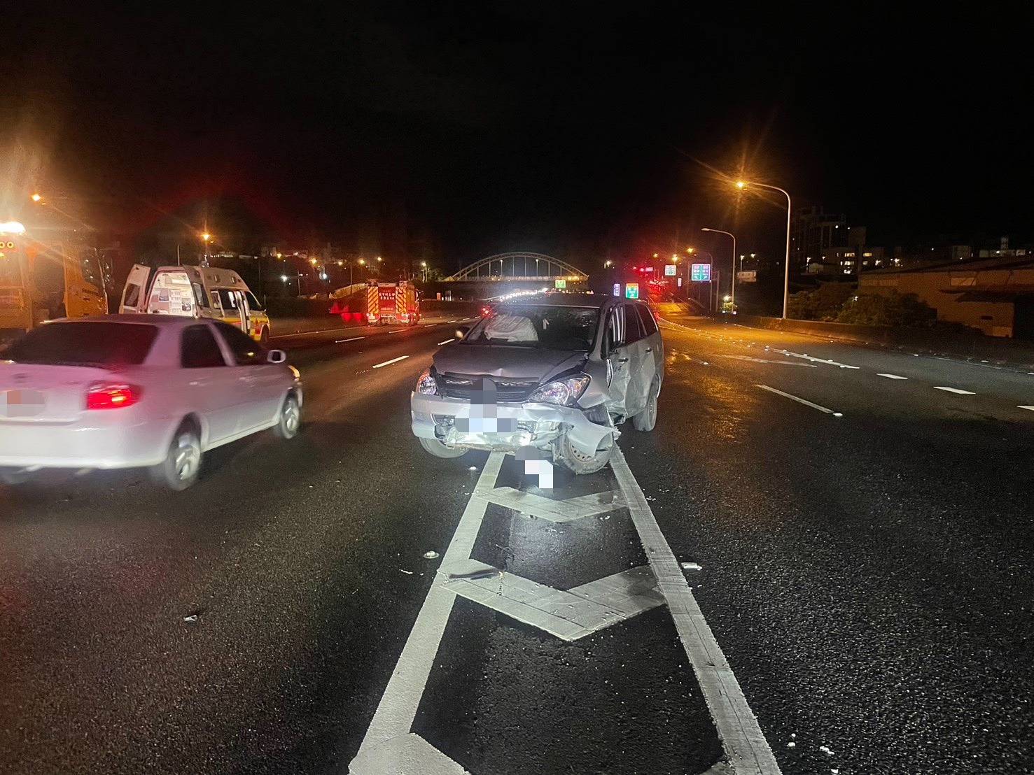 國道驚魂！國1楊梅段3車撞成一團 7人送醫