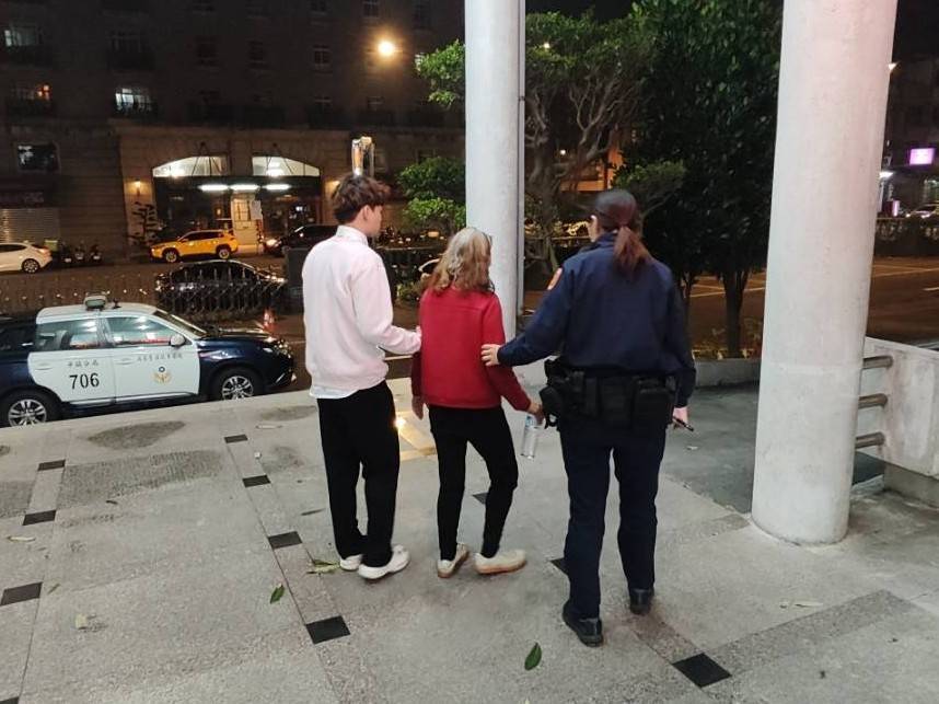 老婦除夕夜跨區走7公里「尋夫」警一查身分鼻酸了