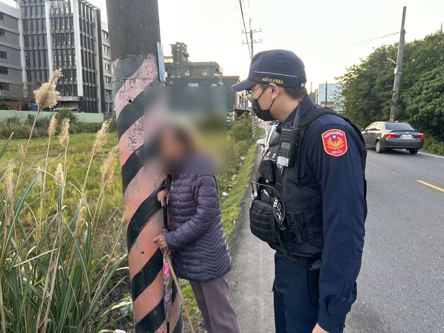 失智婦因1事嚇到「抱電桿」平鎮警暖心帶她回家 失智婦因1事嚇到「抱電桿」平鎮警暖心帶她回家