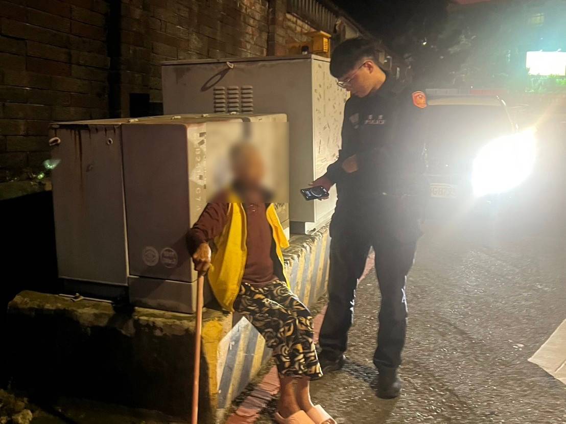 深夜大圳旁驚見88歲婦！平鎮警巡邏伸援 護送獨居老嫗返家