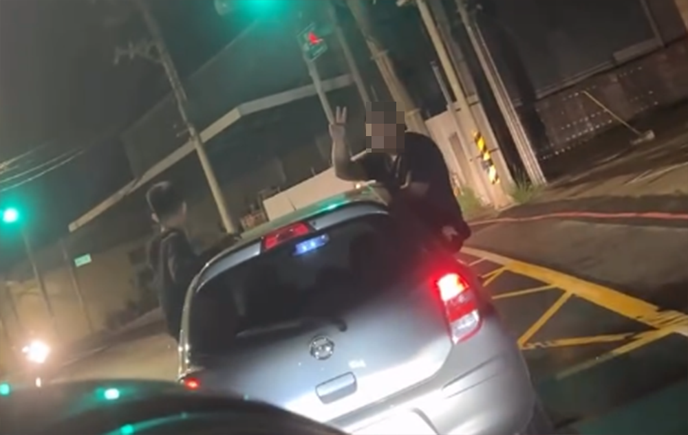 不要命?桃園蘆竹2男上半身探出車窗比「YA」 警調電眼追人 不要命?桃園蘆竹2男上半身探出車窗比「YA」 警調電眼追人