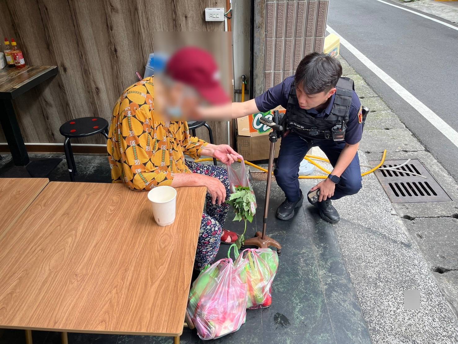 平鎮婦買菜體力不支、忘記回家的路 警暖心護送