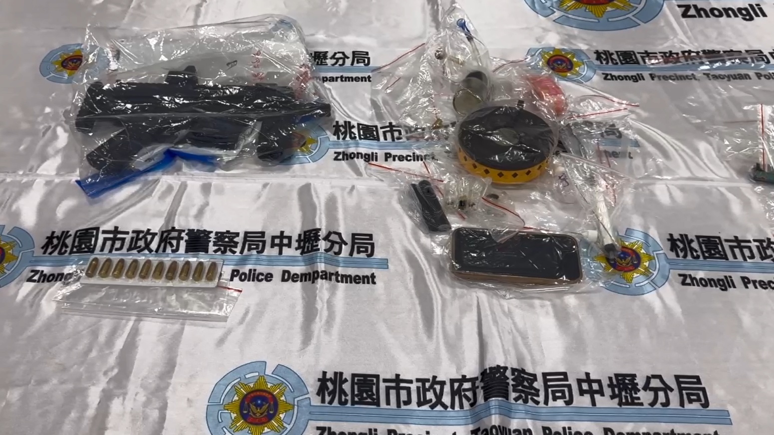 【有片】直擊攻堅！壢警破湖口喪屍菸彈分裝場 查扣槍枝百萬毒品