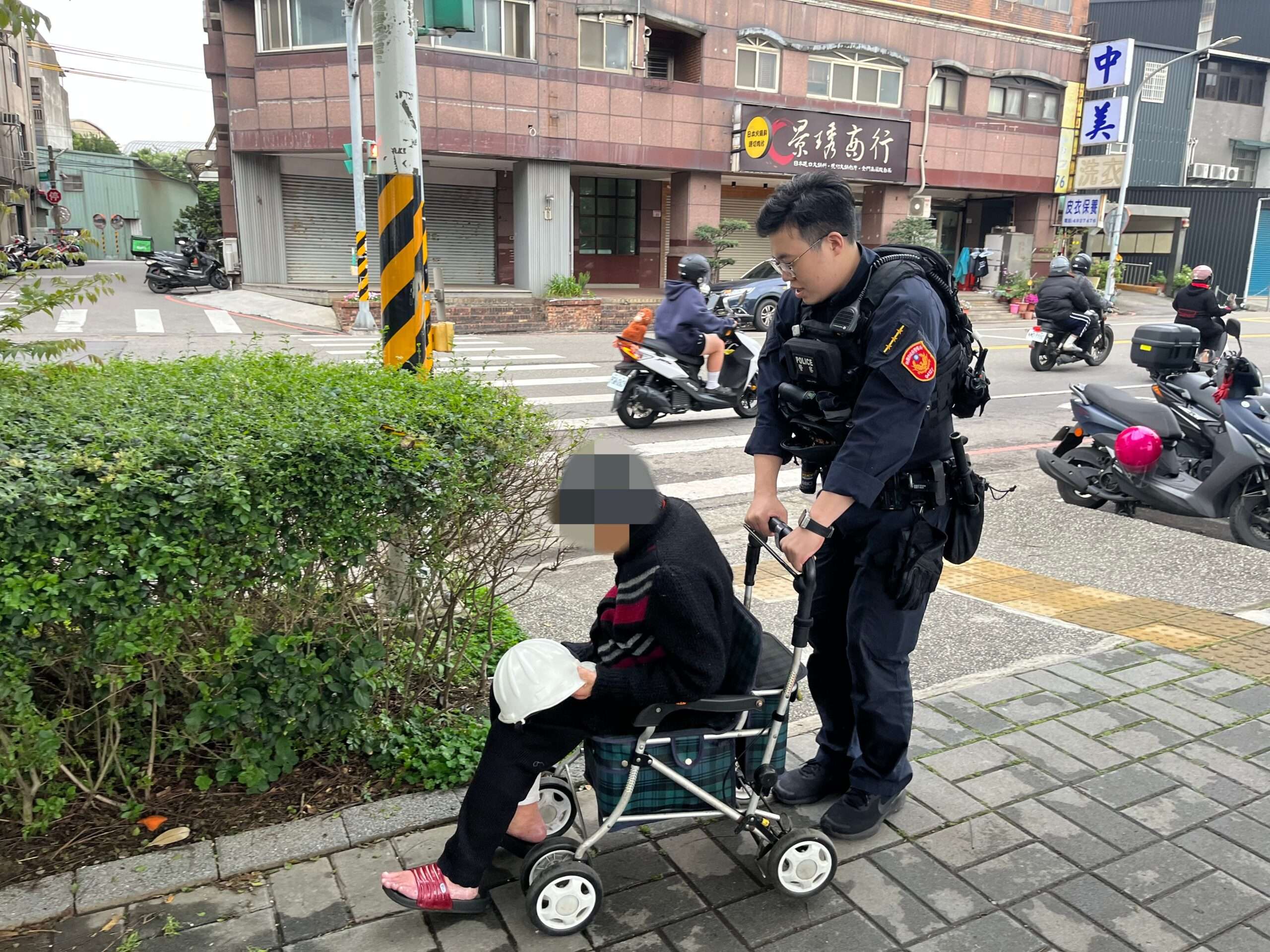 中壢失智嬤獨自坐輪椅溜出門 警靠1招查身分聯絡家屬 中壢失智嬤獨自坐輪椅溜出門 警靠1招查身分聯絡家屬