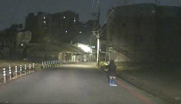 失智女深夜騎車跨區遊蕩8公里 八德警伸援助8旬老母團圓