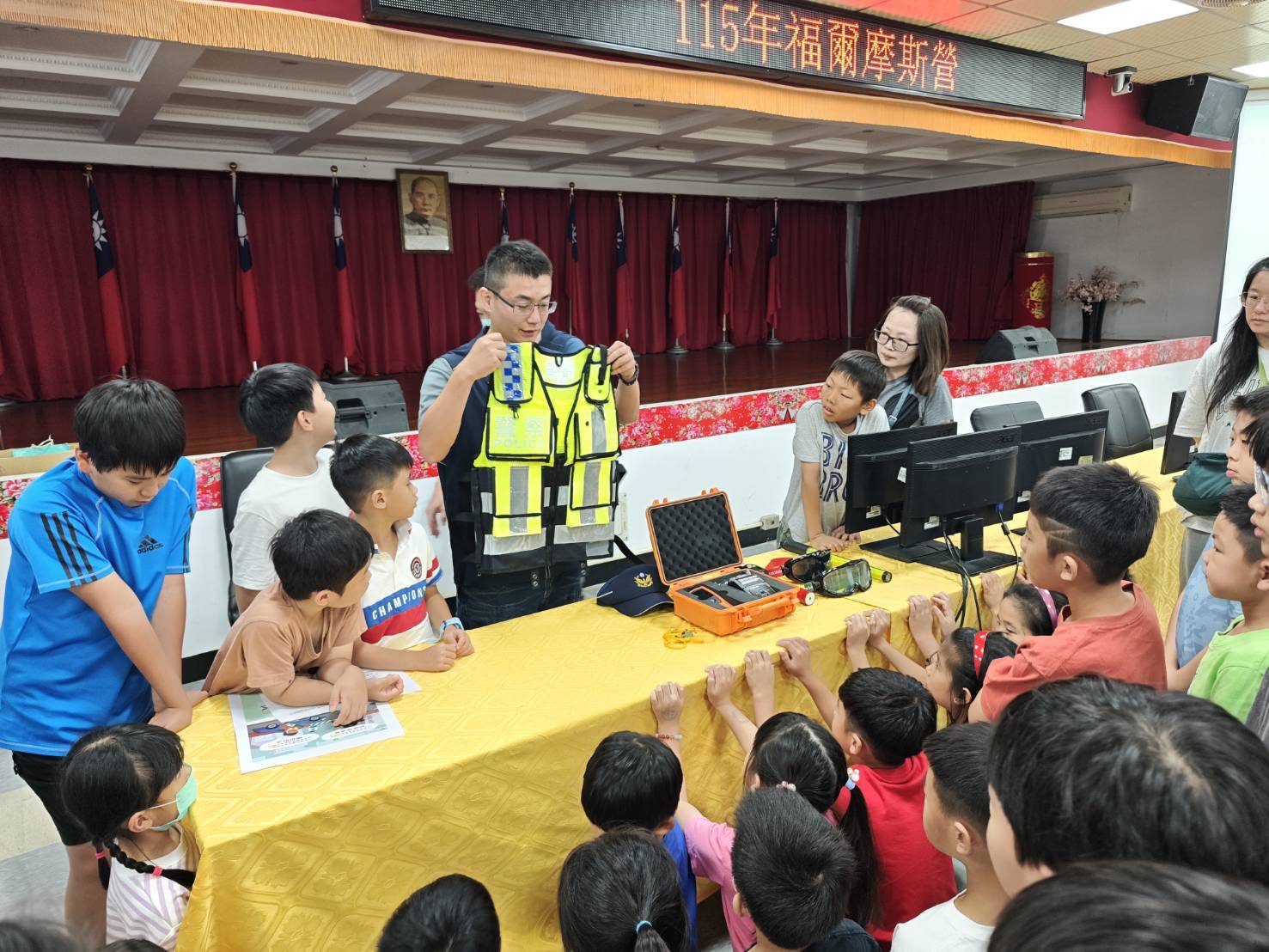 平警邀學童體驗刑案鑑識與警察戰技 安全觀念向下扎根