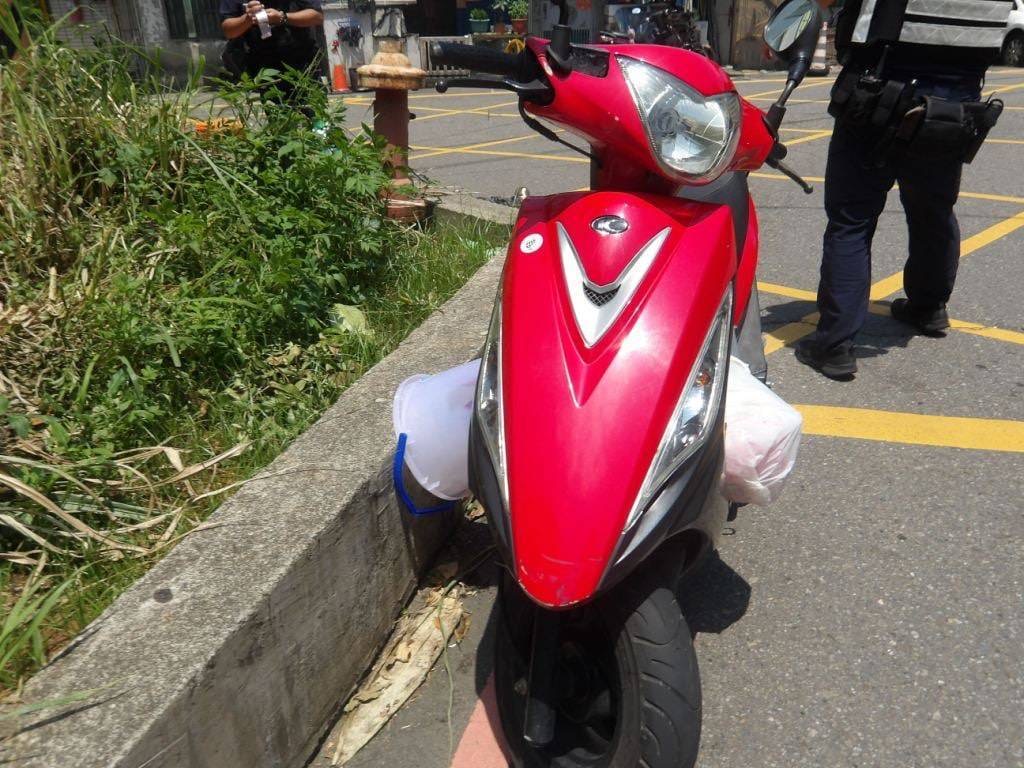 【有片】八德翁酒後騎車撞對向車還想跑 正義騎士氣炸狂追攔人