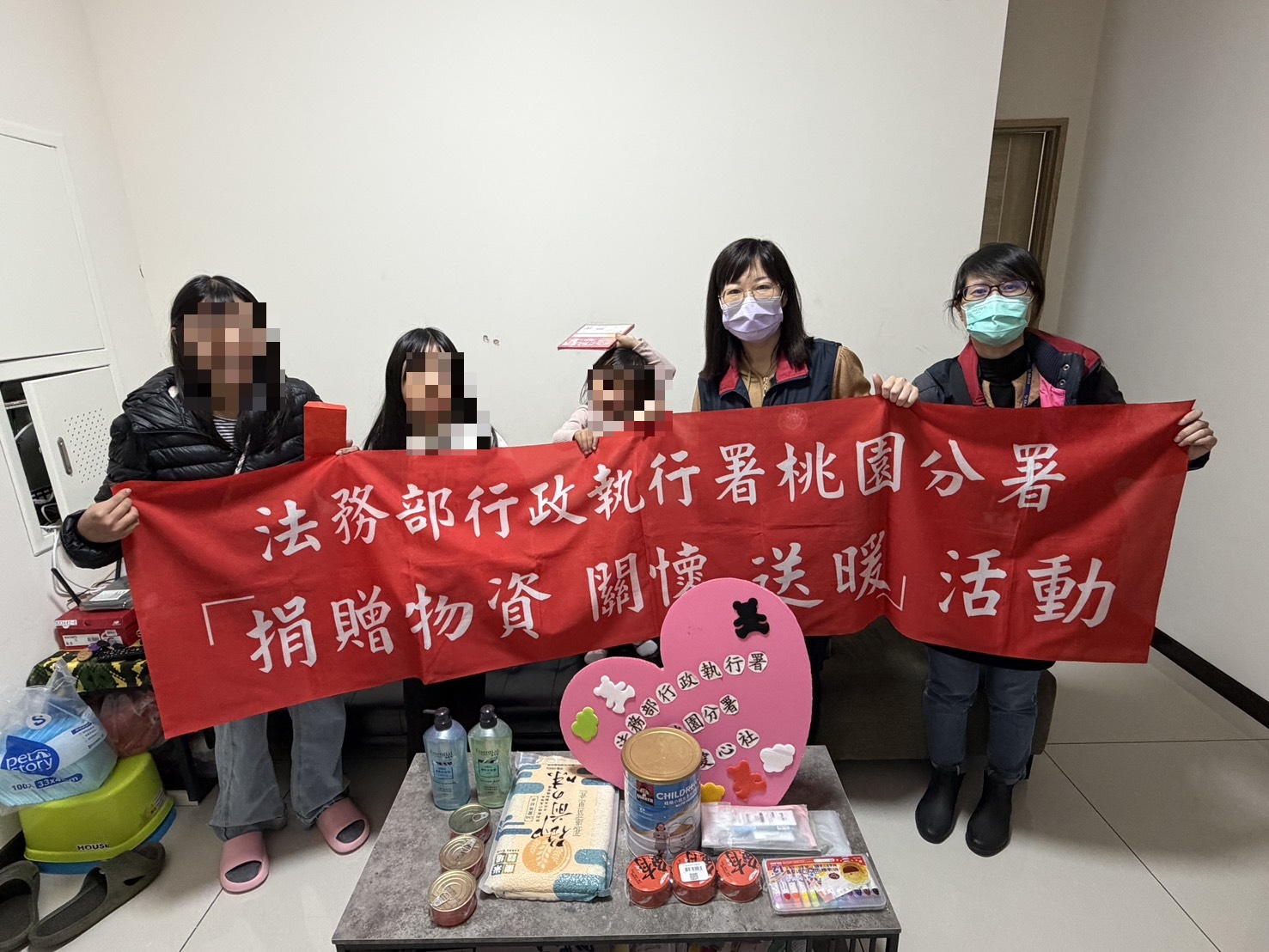 三寶媽失業無力繳納12萬健保費 桃園分署愛心物資、慰問金關懷