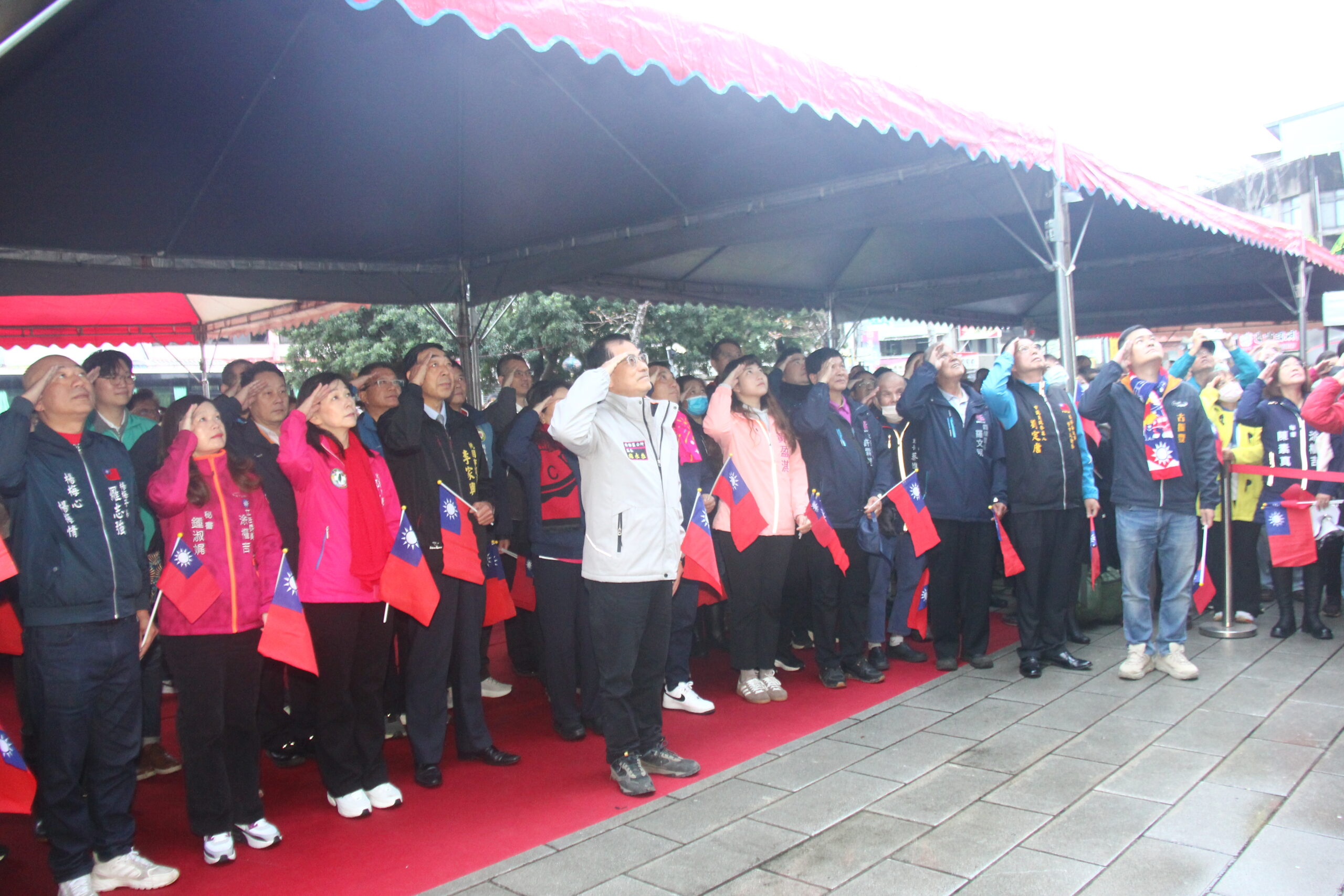 楊梅區公所元旦升旗登場 環保紀念品邀民眾響應永續