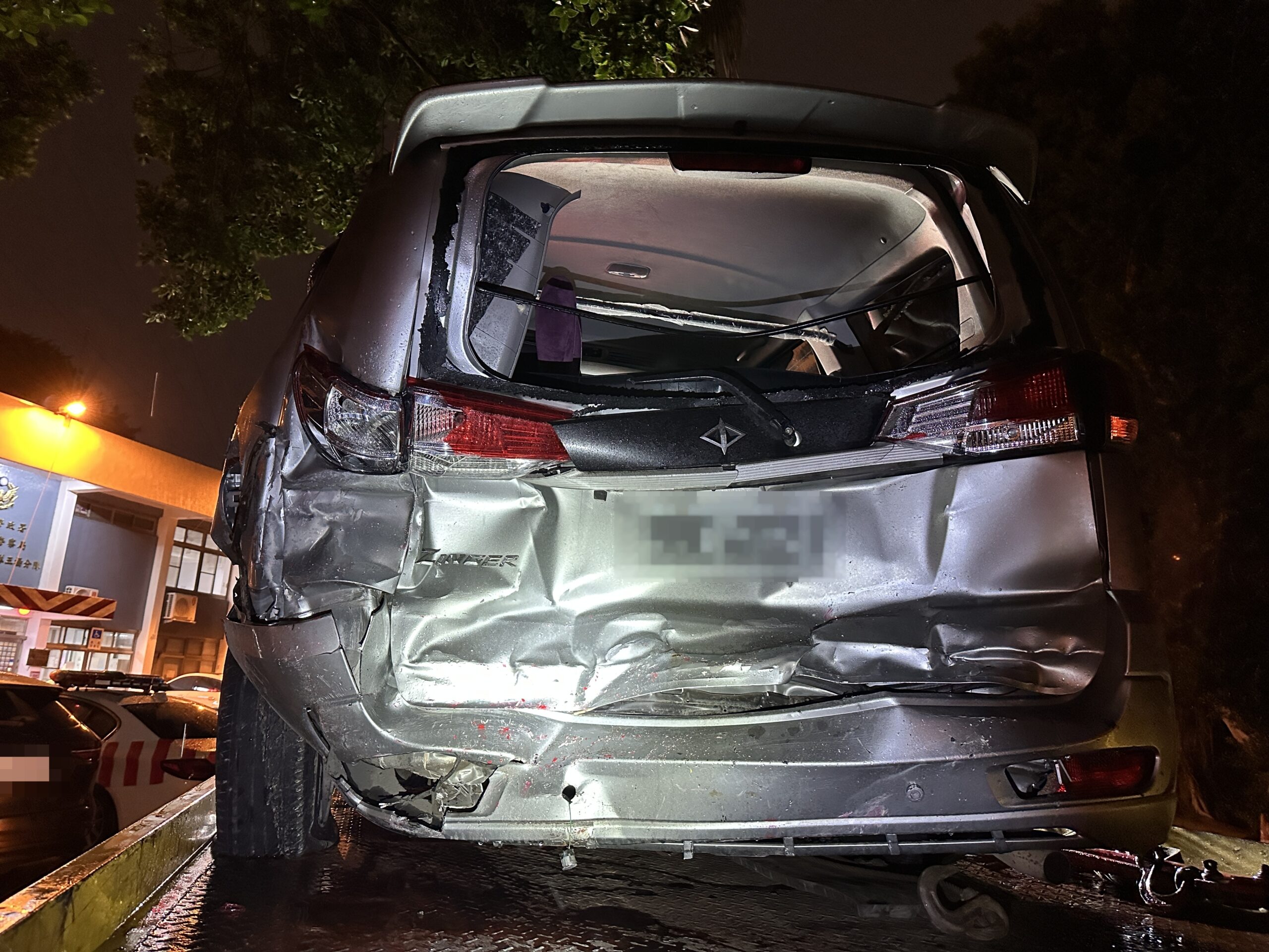 【有片】國1五楊高架休旅車鬼切遭客運推撞 駕駛命大毫髮無傷
