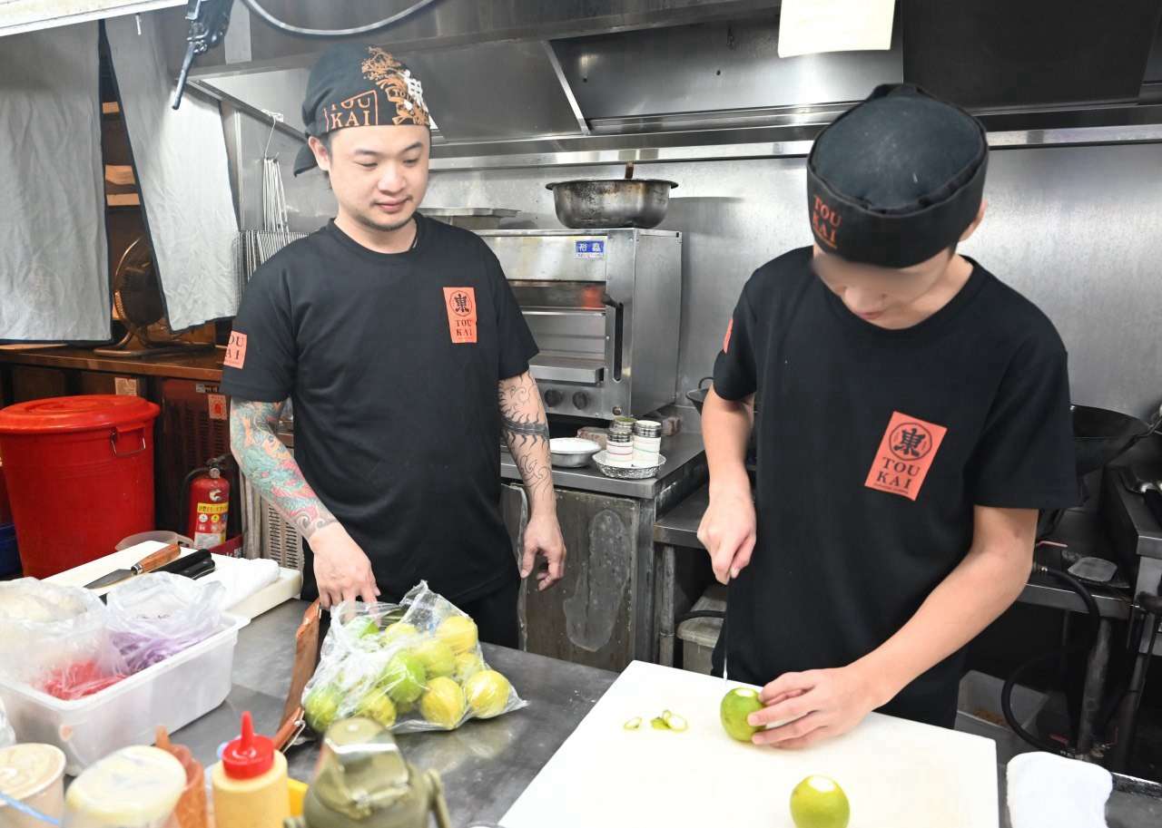 勞動部就業計畫助17歲少年翻身 月薪4.3萬成功脫困