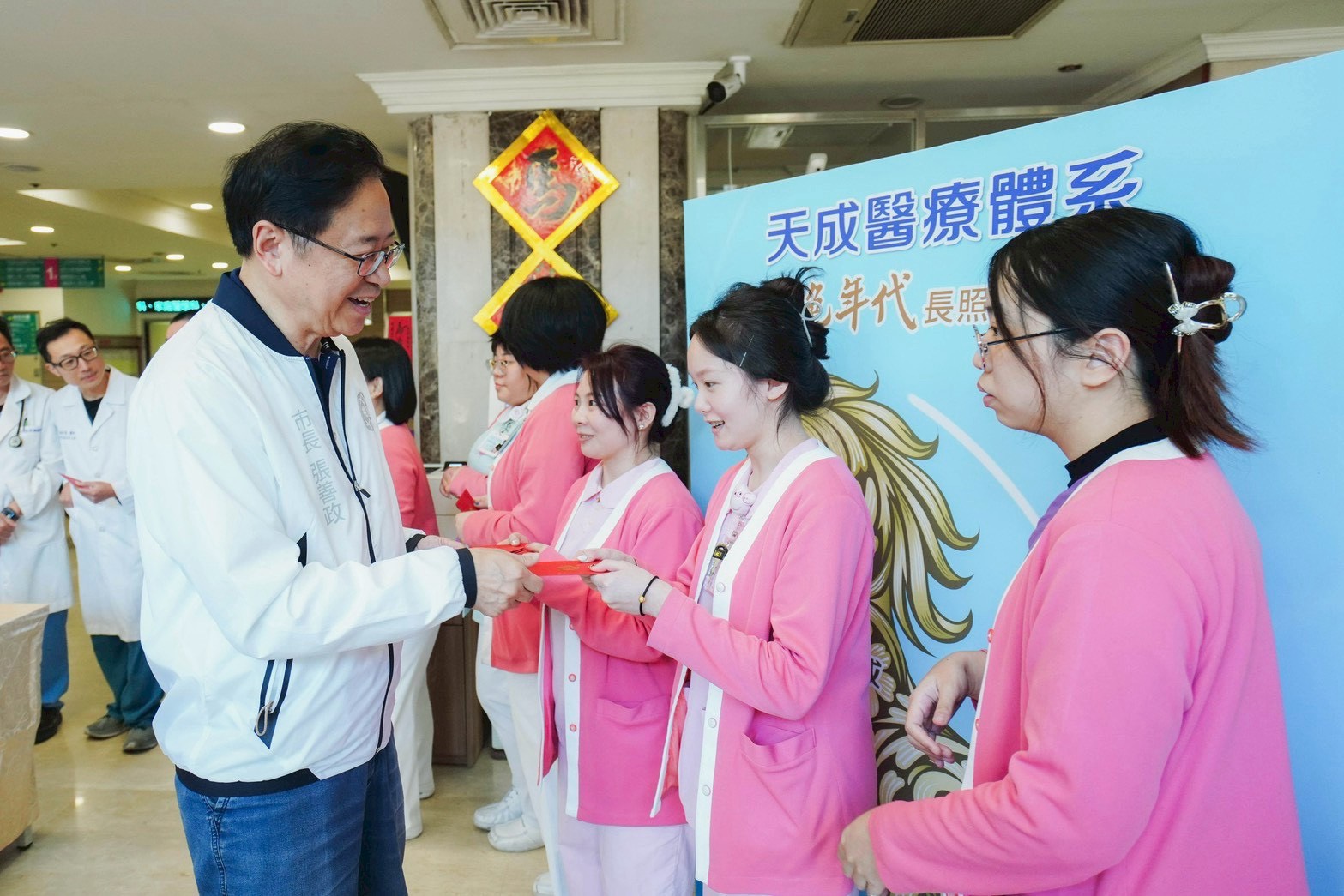 親赴五大醫院慰問醫護 張善政感謝全年無休守護桃園市民 親赴五大醫院慰問醫護 張善政感謝全年無休守護桃園市民