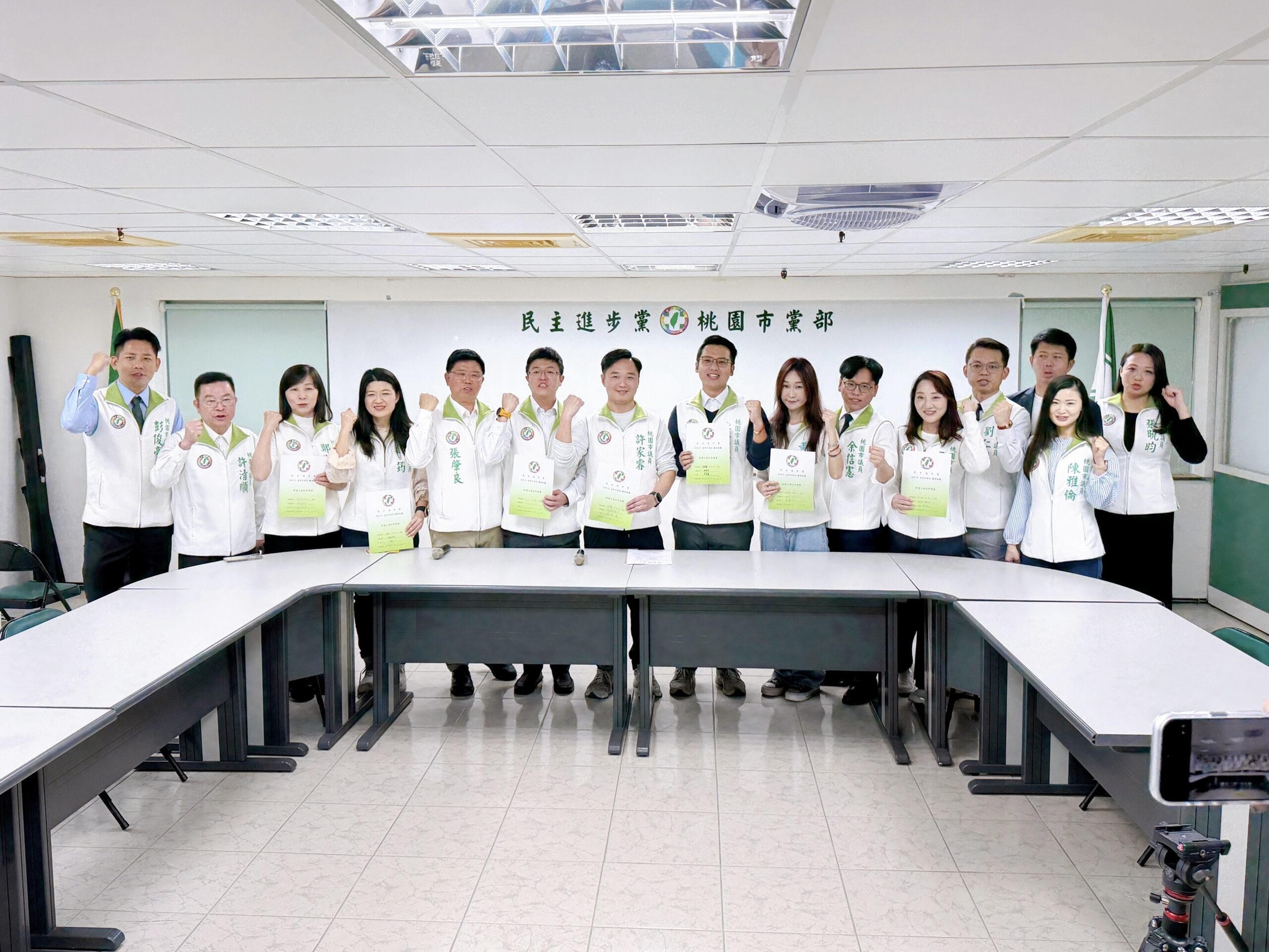 桃園15位民進黨議員聯合登記拚連任 黃瓊慧盼盡早確定「母雞」人選