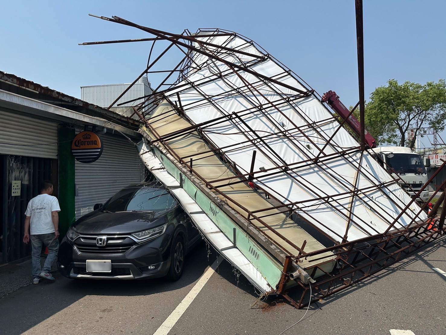 龍潭大型廣告帆布倒塌砸車 幸無人傷亡