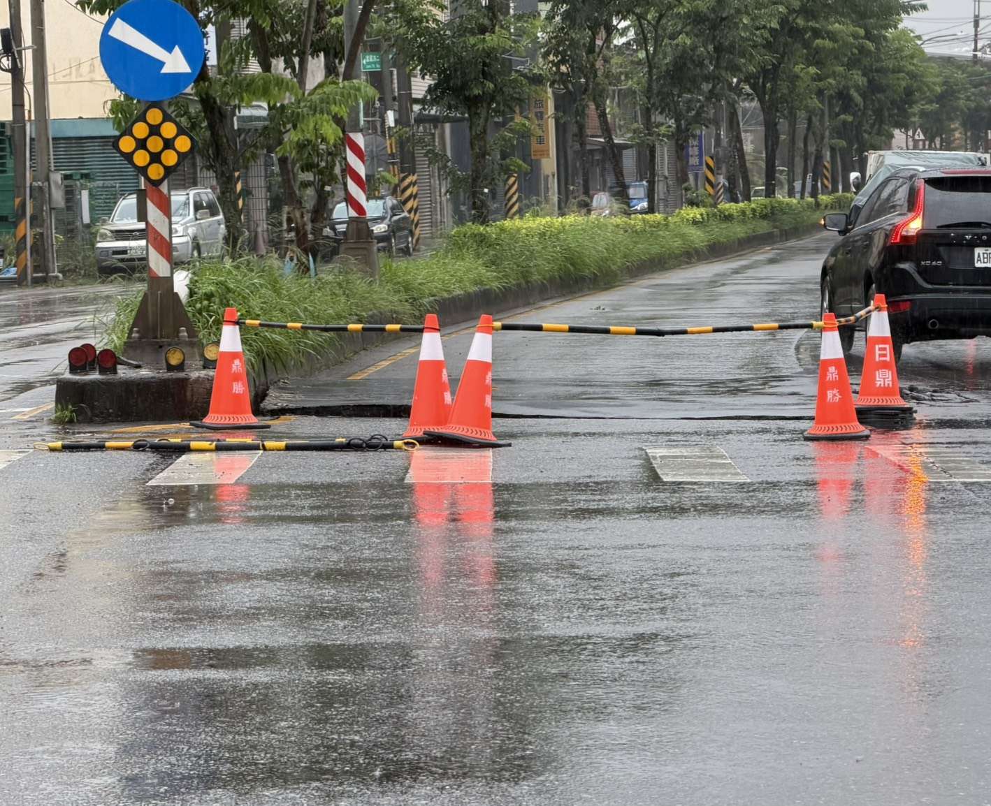 雨勢釀路面隆起危機 桃園富國路二段緊急設警示