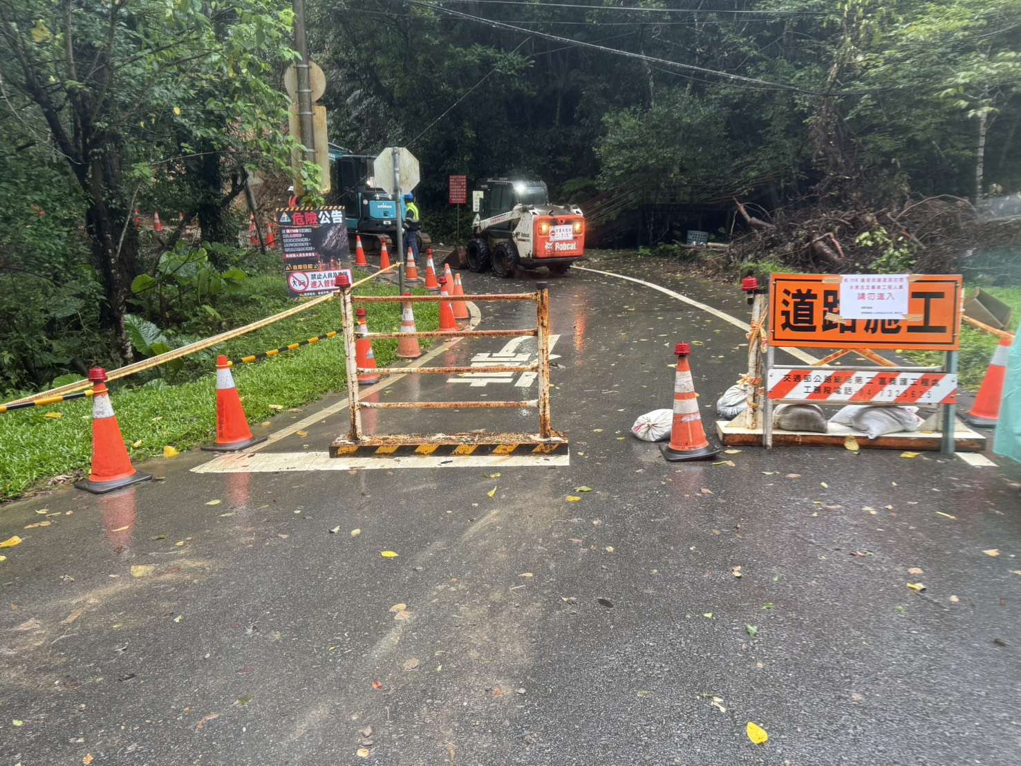 巴威暴雨狂炸大溪!大溪百吉步道土石崩塌 提前封路幸無傷亡 巴威暴雨狂炸大溪!大溪百吉步道土石崩塌 提前封路幸無傷亡